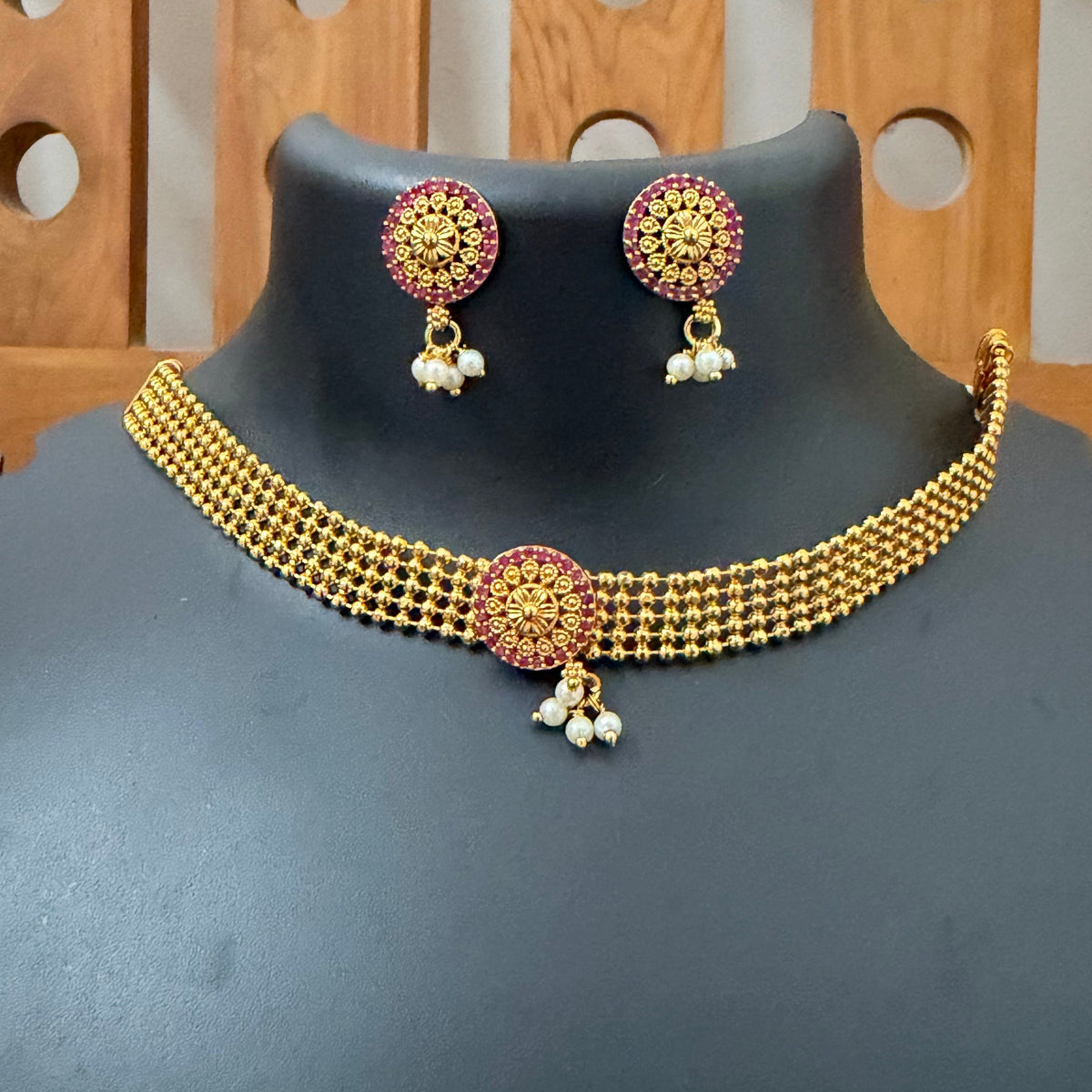 Choker red