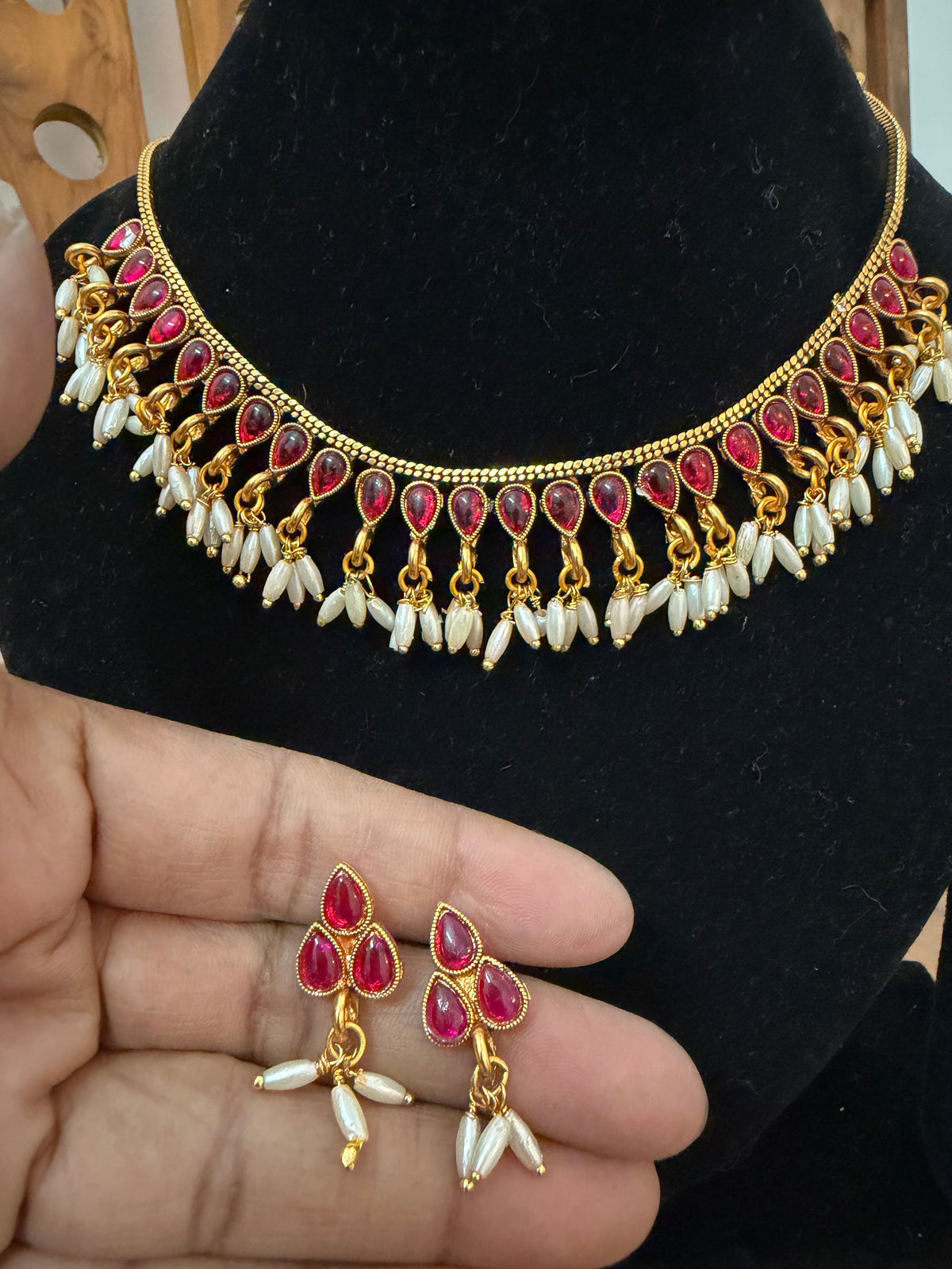 Red Kempstone necklace set with pearl hanging