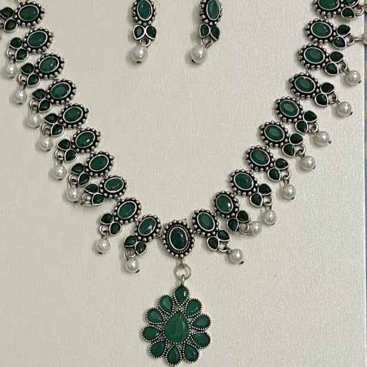 Emerald-toned necklace and earring set