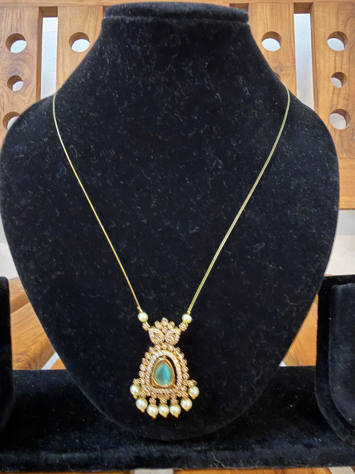 Invisible Necklace teal green stone: Code RK3991