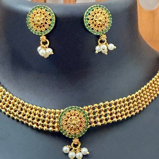 Choker green