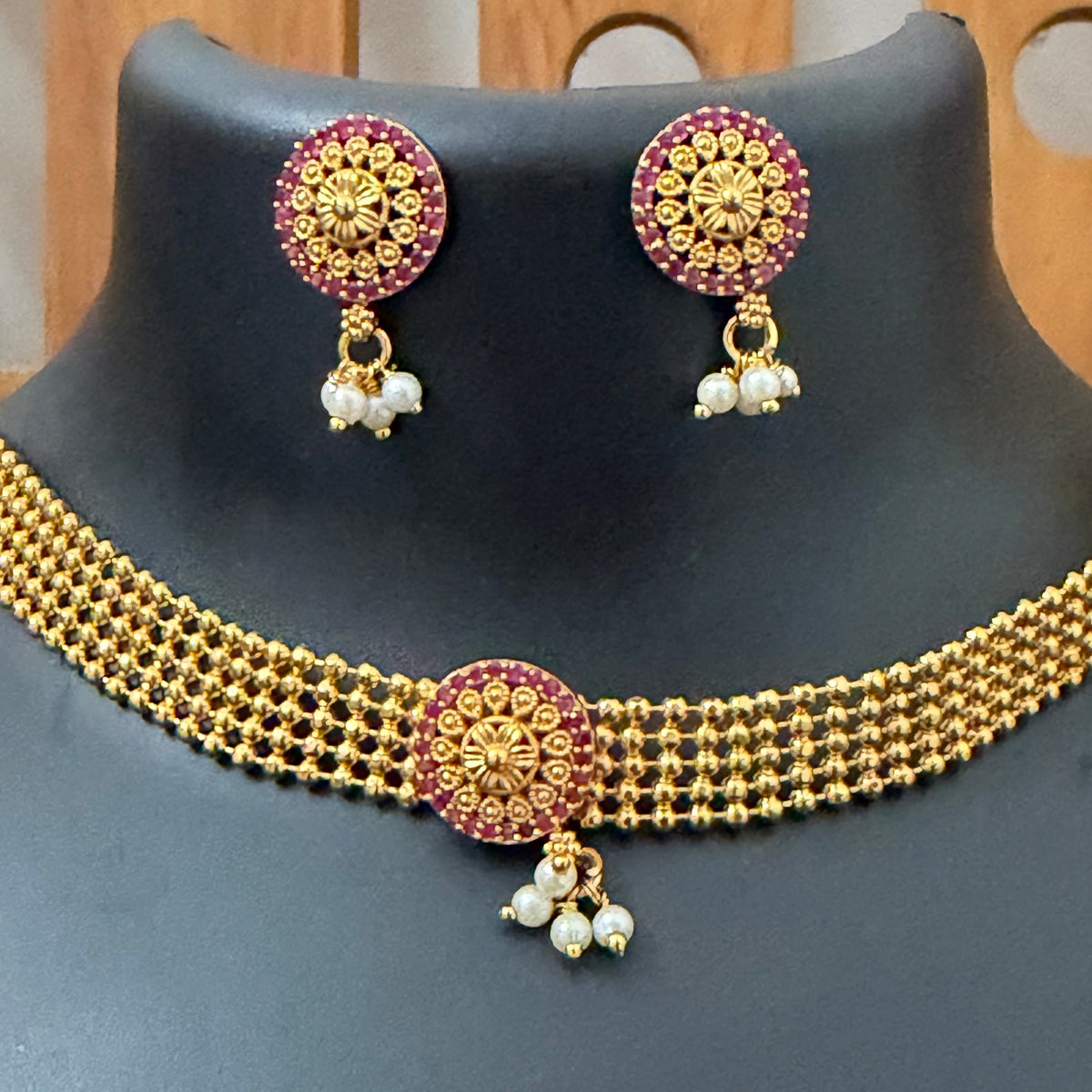 Choker red