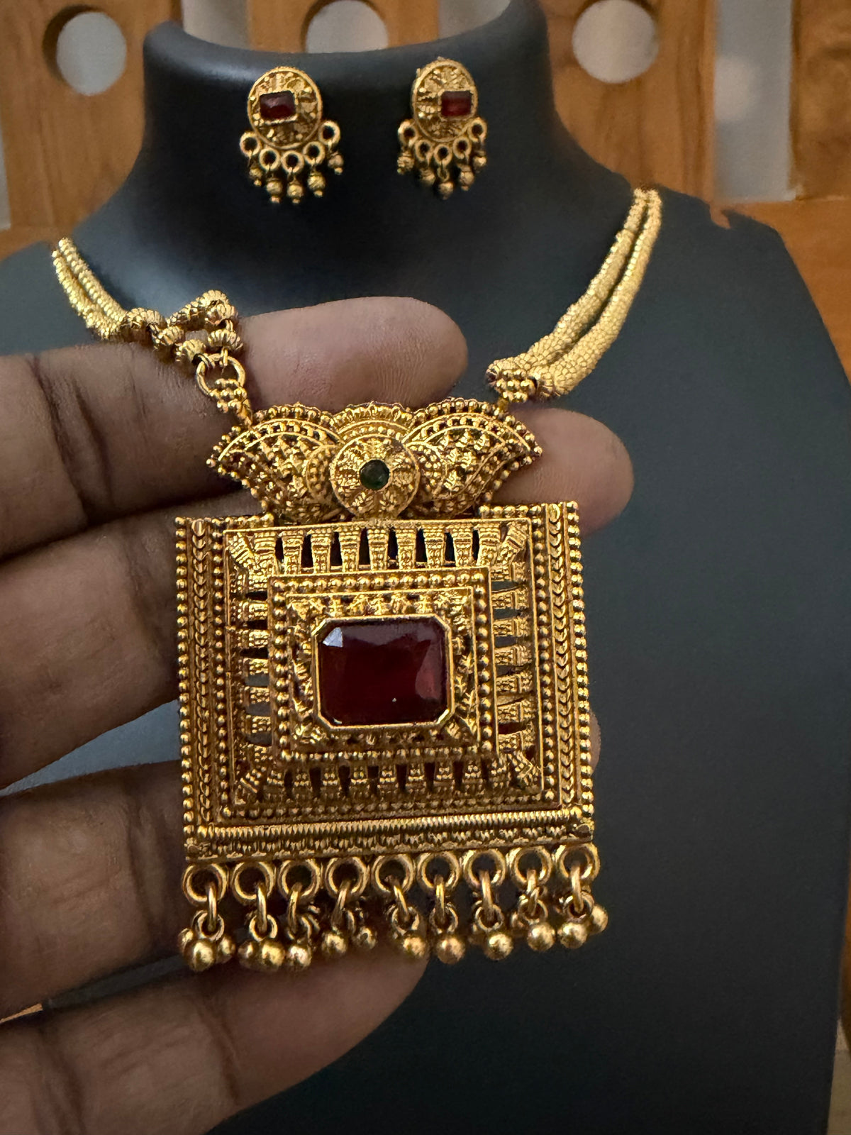 Haram non idol red stone