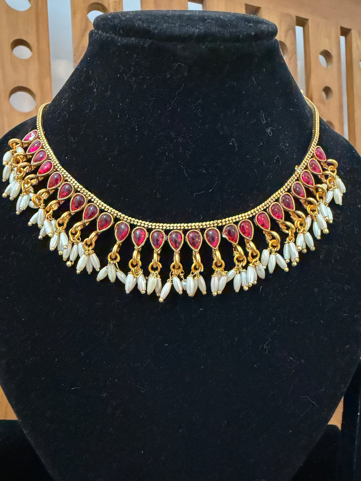 Red Kempstone necklace set with pearl hanging