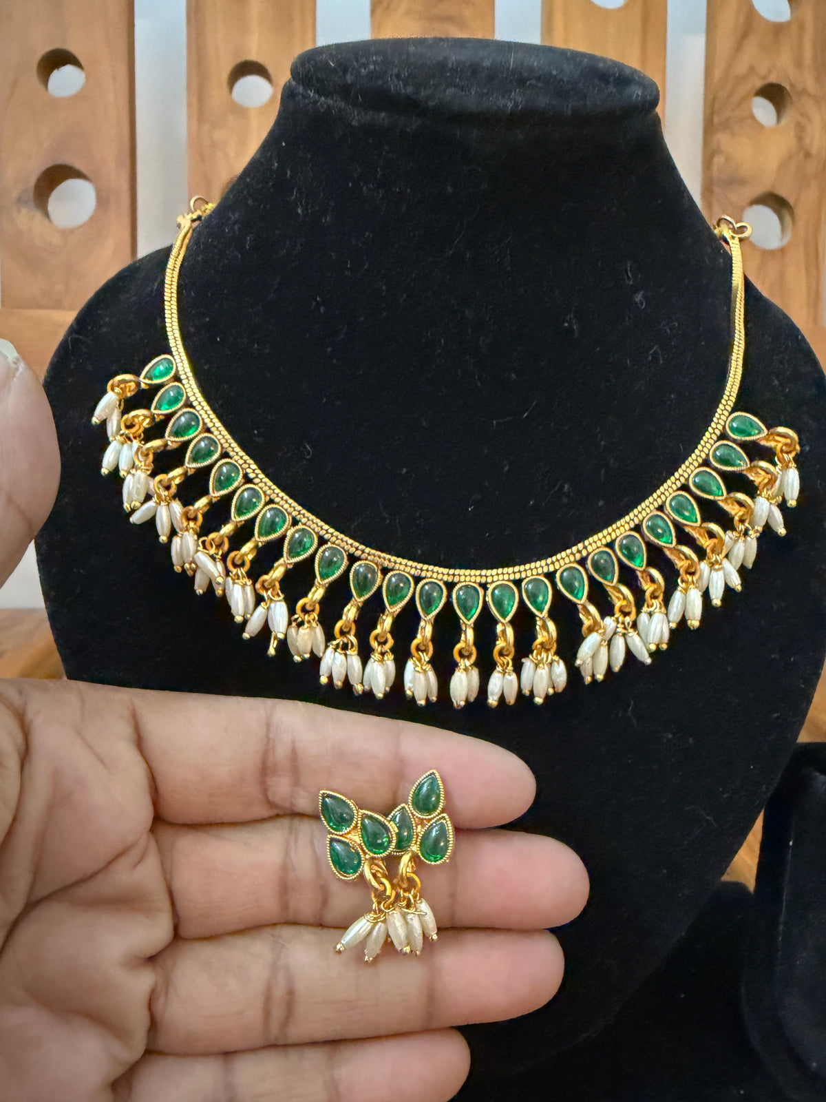 Green Kempstone Necklace with pearl hanging