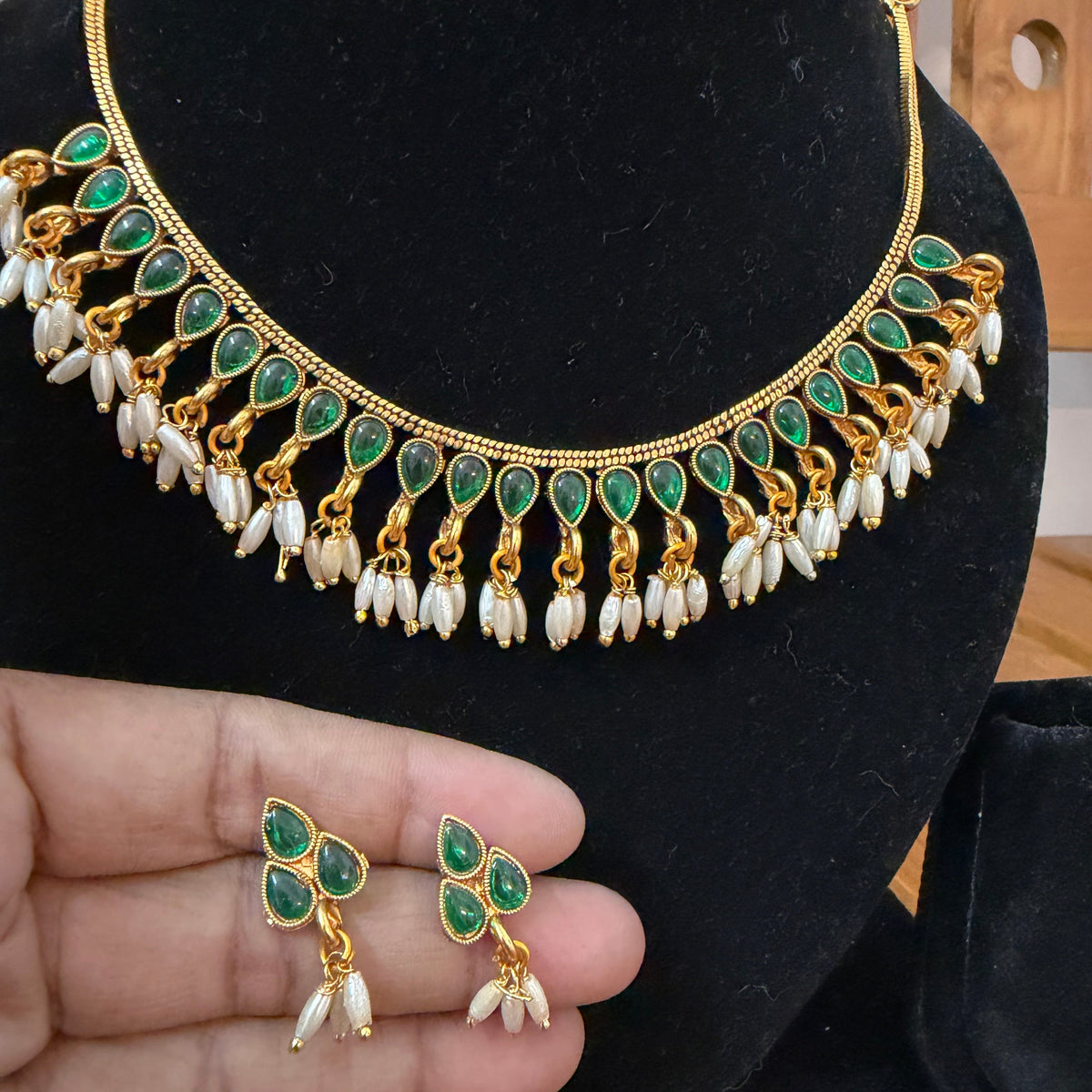 Green Kempstone Necklace with pearl hanging