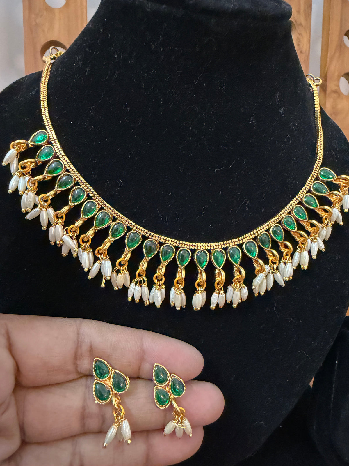 Green Kempstone Necklace with pearl hanging
