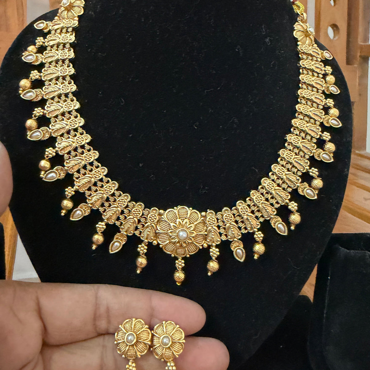 Antique gold design statement Necklace set : Code: MJ610