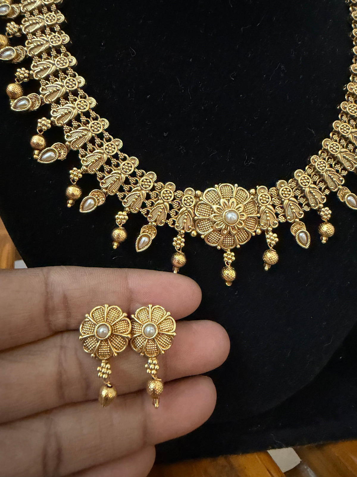 Antique gold design statement Necklace set : Code: MJ610