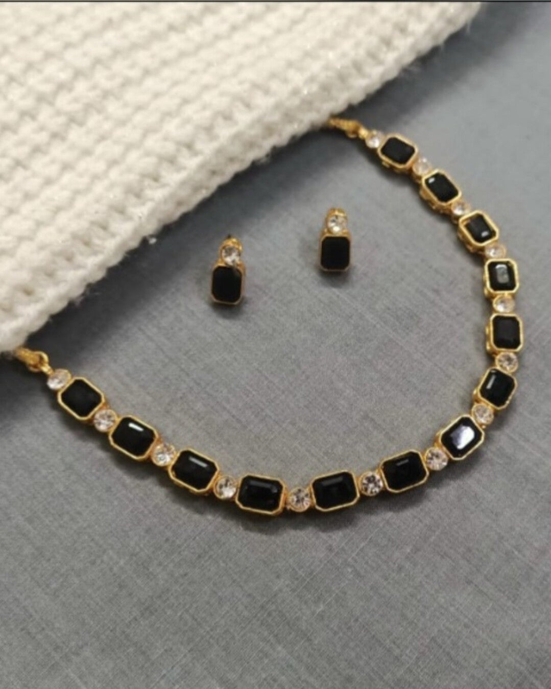 Single layer glass stone Adjustable choker/necklace