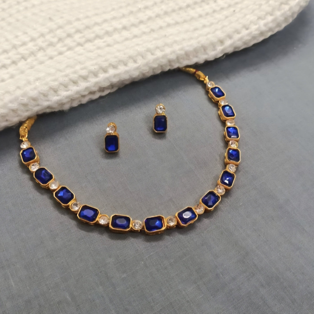 Single layer glass stone Adjustable choker/necklace