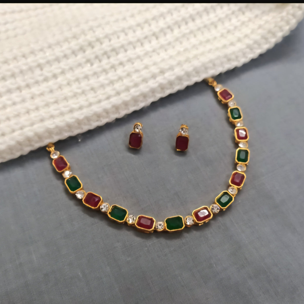 Single layer glass stone Adjustable choker/necklace