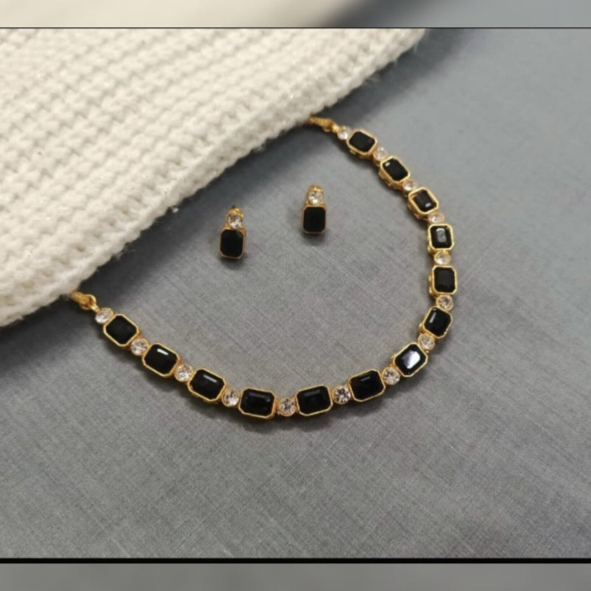 Single layer glass stone Adjustable choker/necklace