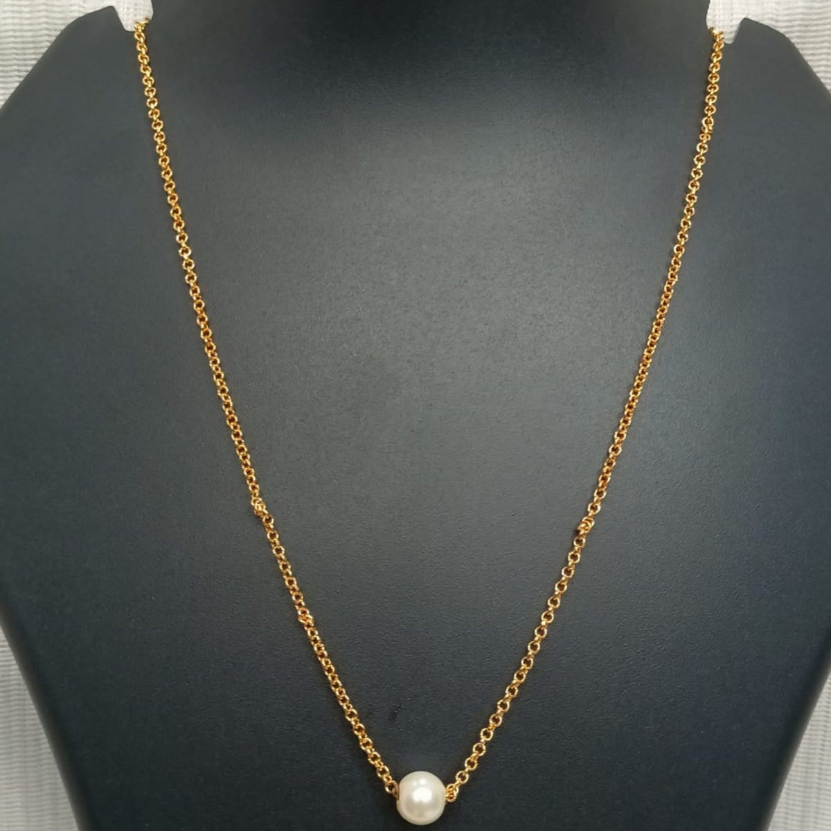 Simple chain with Pearl locket