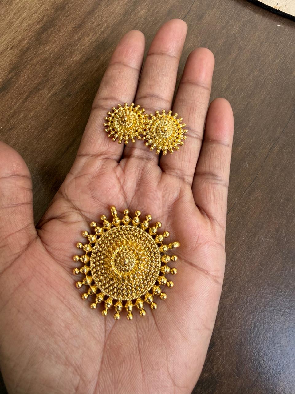 Pendant with earrings: Code: SP503